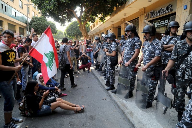 © Reuters. Manifestantes em frente a uma das entradas do Ministério do Meio Ambiente