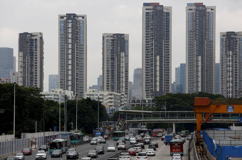 © Reuters. Apartment towers are seen in the southern Chinese city of Shenzhen