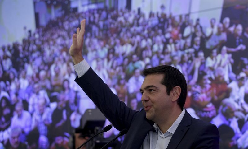 © Reuters. Tsipras acena durante reunião com membros do partido Syriza em Atenas