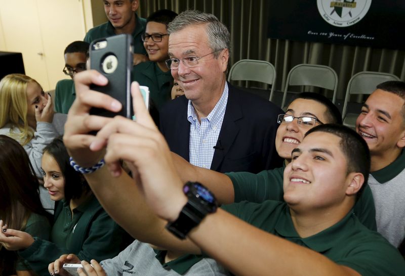 © Reuters. Jeb Bush poses following a town hall with high school students at La Progresiva Presbyterian School in Miami, Florida