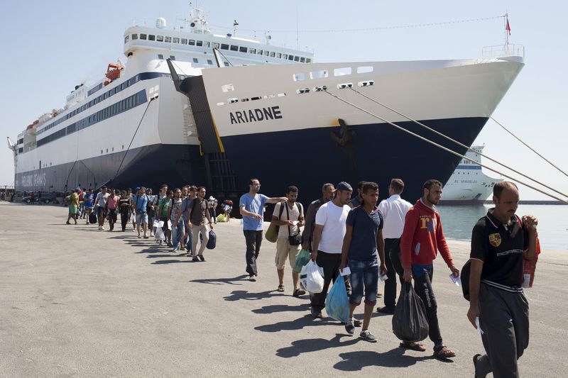 © Reuters. سفينة يونانية تنقل مئات من المهاجرين الي ميناء بيريوس