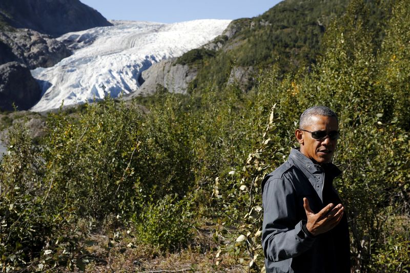 © Reuters. Obama caminha perto da geleira Exit em Seward