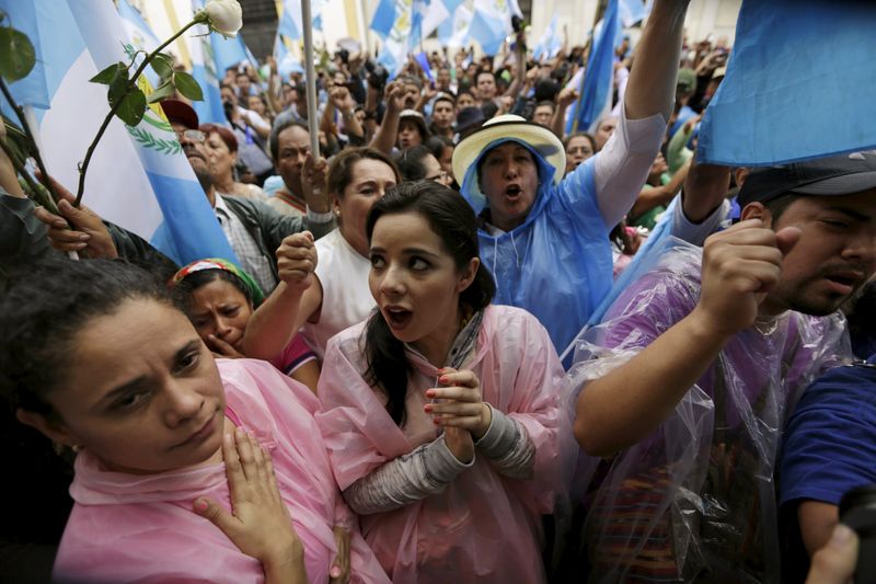© Reuters. People react outside of the Guatemalan Congress building after the congress voted to strip President Otto Perez of immunity, in Guatemala City
