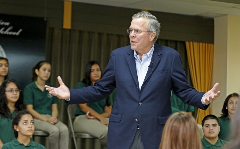 © Reuters. Jeb Bush faz campanha em escola em Miami