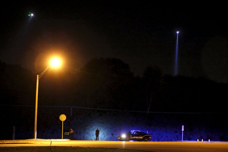 © Reuters. Police helicopters use search lights on the wooded areas for the killers of slain Fox Lake Police Lieutenant Charles Joseph Gliniewicz in Fox Lake