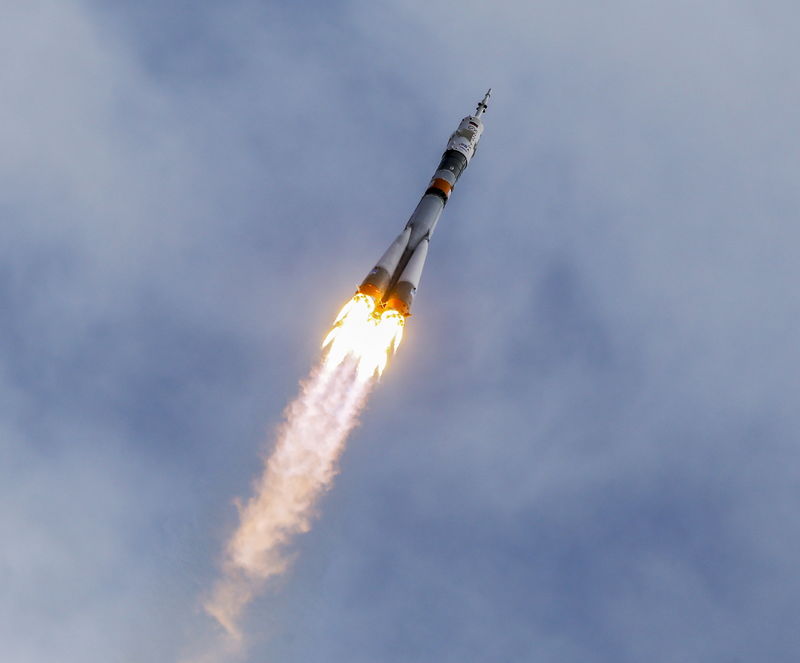 © Reuters. The Soyuz TMA-18M spacecraft carrying the crew of Aidyn Aimbetov of Kazakhstan, Sergei Volkov of Russia and Andreas Mogensen of Denmark blasts off from the launch pad at the Baikonur cosmodrome