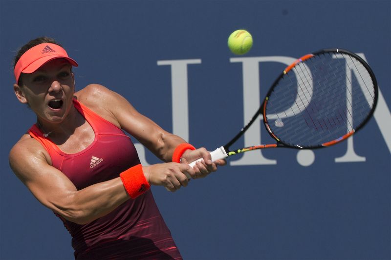 © Reuters. Halep y Wozniacki pasan a segunda ronda en el Abierto de EEUU 