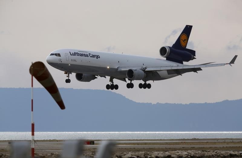 © Reuters. A Lufthansa cargo arrives on the tarmac at the Marseille Provence Airport in Marignane 