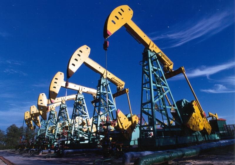 © Reuters. Станки-качалки PetroChina Daqing Oilfield Company Limited на месторождении в Дацине