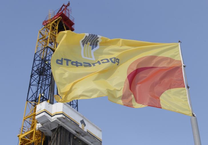 © Reuters. Флаг с логотипом Роснефти рядом с буровой установкой на Сузунском месторождении в Красноярском крае 