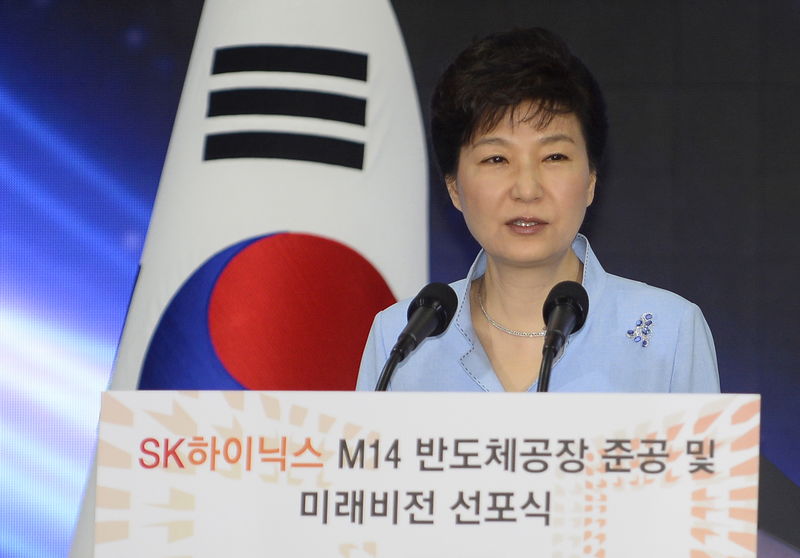 © Reuters. South Korean President Park Geun-Hye speaks during a ceremony to celebrate the completion of SK HYNIX Inc. in Icheon