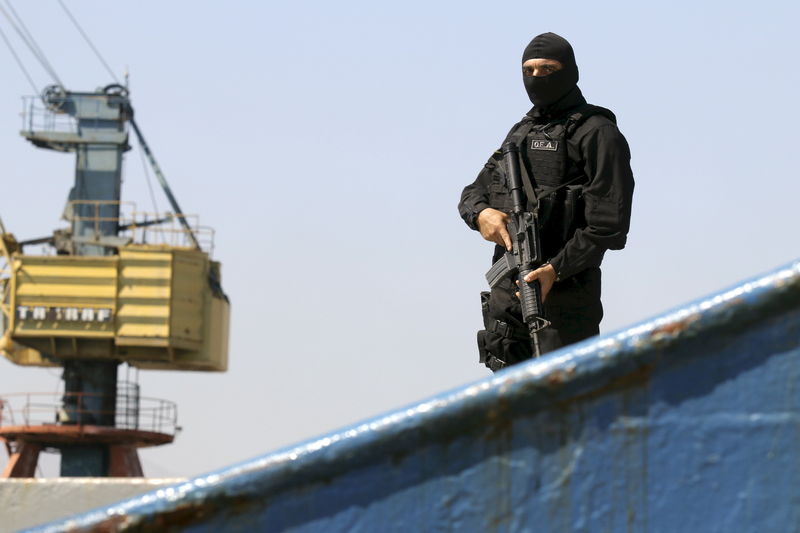 © Reuters. A member of the Greek coast guard special forces is seen onboard the "Haddad 1" freighter, at the port of Heraklion on the Greek island of Crete