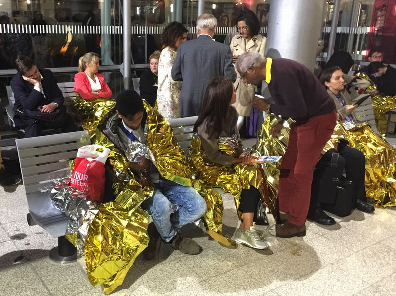 © Reuters. Passengers wrapped in thermal foil blankets given out by emergency services after their Eurostar train was stranded at Calais Station, after intruders were seen near the Eurotunnel, in Calais