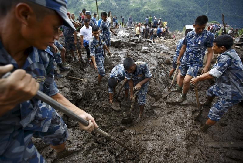 © Reuters.  La reconstrucción en Nepal, en punto muerto a cuatro meses de los terremotos