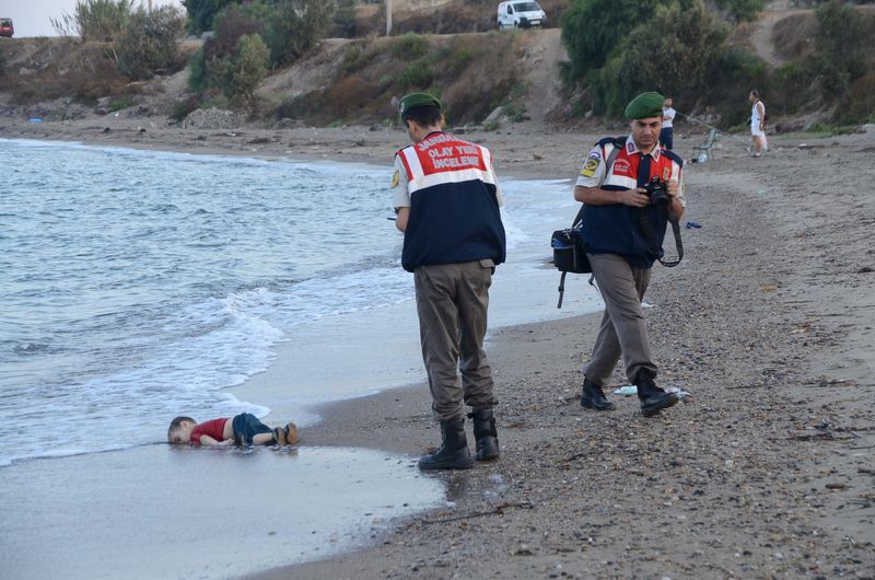 © Reuters. Once inmigrantes se ahogan intentando llegar de Turquía a Grecia  