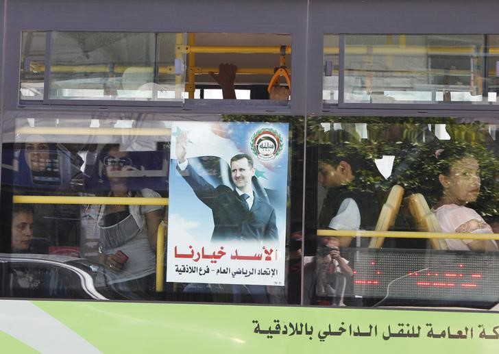 © Reuters. Foto do presidente Basha Al-Assad vista em ônibus em Latakia, na Síria