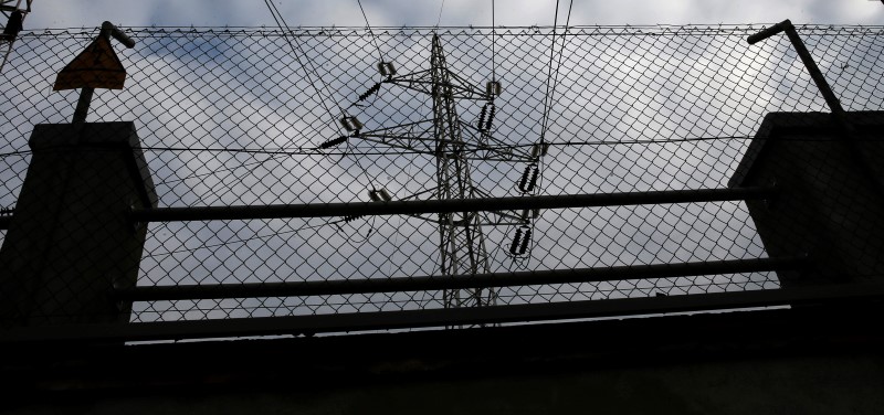 © Reuters. La CNMC propone que las eléctricas y no el consumidor asuman las fugas de energía