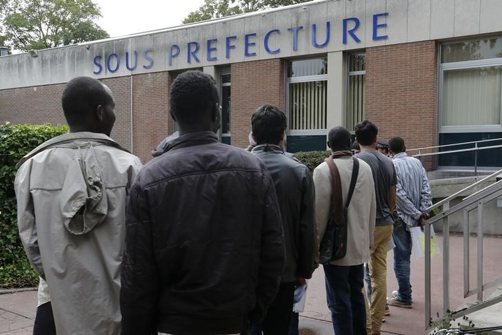 © Reuters. Imigrantes em frente prédio da prefeitura de Calais, na França