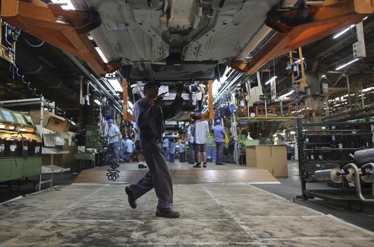 © Reuters. Funcionário de fábrica automotiva em São Bernardo do Campo, em São Paulo