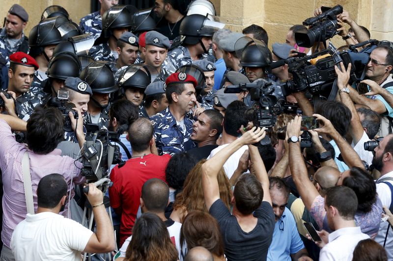 © Reuters. وزير الداخلية اللبناني يحذر المحتجين من الاعتصام في مؤسسات عامة