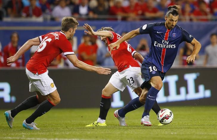 © Reuters. Ibrahimovic (camisa azul) durante partida do Paris Saint-Germain contra o Manchester United, em amistoso pré-temporada nos Estados Unidos