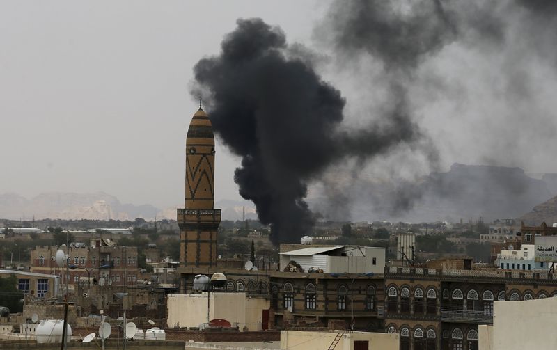 © Reuters. مقيمون:  سماع دوي انفجارين في العاصمة اليمنية صنعاء
