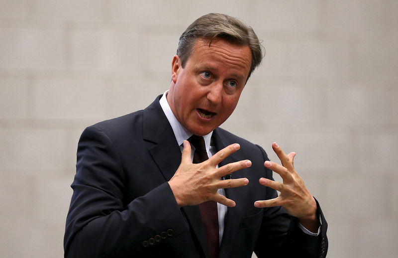 © Reuters. Britain's Prime Minister Cameron delivers a speech to an audience of pupils during a visit to Corby Technical School at Corby in central England