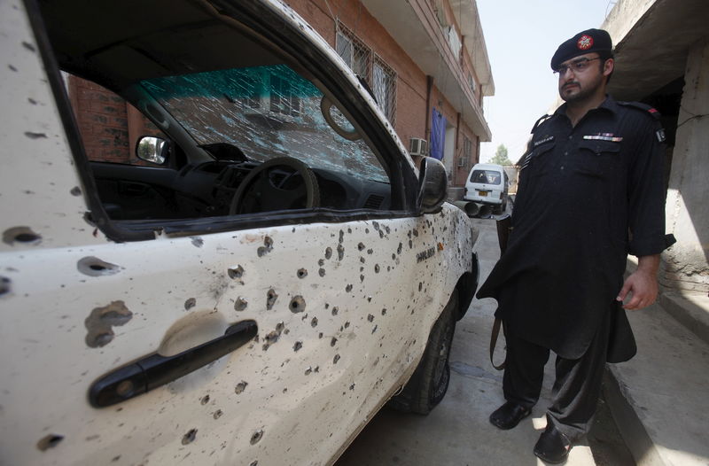 © Reuters. ضربات جوية باكستانية تقتل 31 على الاقل وما زال الهجوم مستمرا 