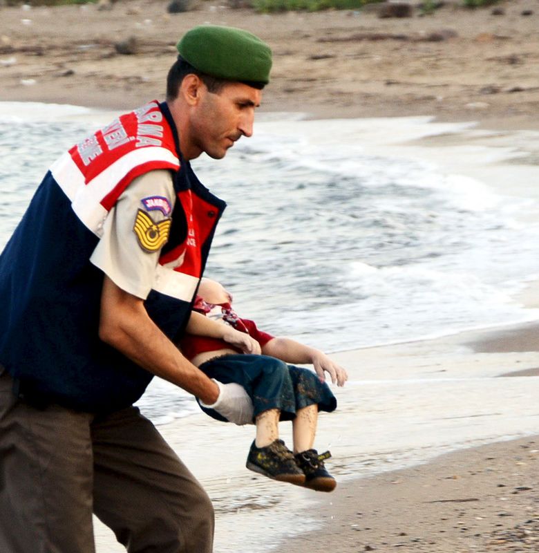 © Reuters. Soldado turco carrega corpo de menino morto por afogamento em tentativa de travessia da Turquia para a Grécia