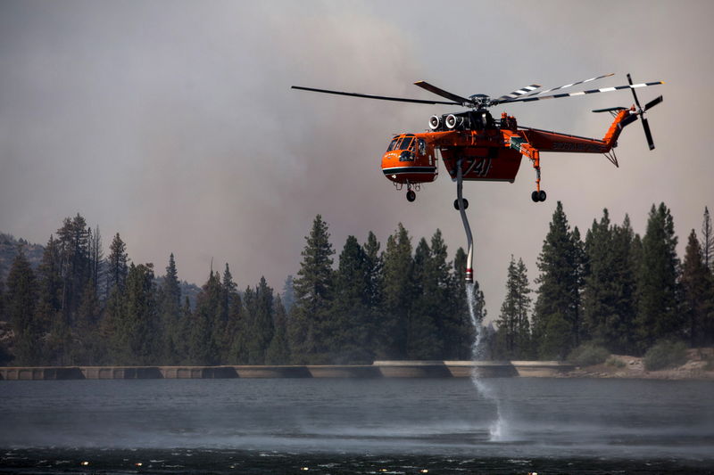 © Reuters. Helicóptero recolhe água para combater incêndio na Floresta Nacional de Sequoia