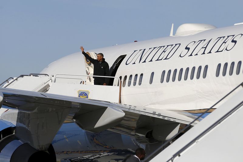 © Reuters. Obama boards Air Force One for a day of events that will take him above the Arctic Circle, from Elmendorf Air Force Base in Anchorage, Alaska