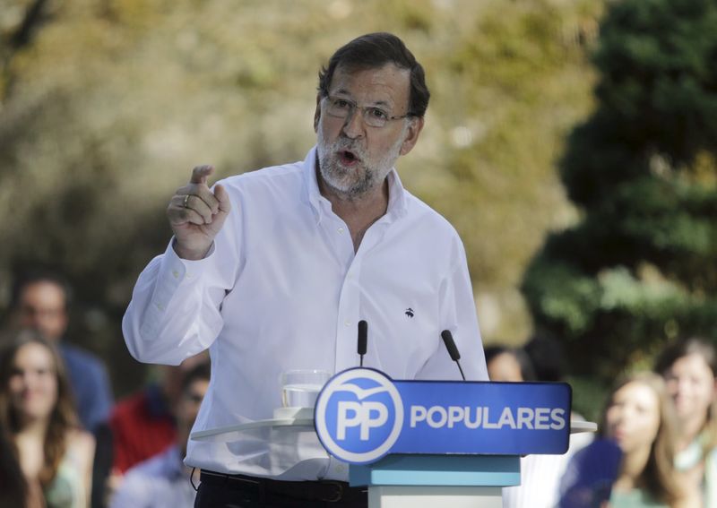 © Reuters. Spain's PM Rajoy speaks during the opening of a political event of the ruling Popular Party (PP) at a castle in the Galician village of Soutomaior, northern Spain