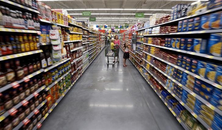 © Reuters. A family shops at the Wal-Mart Neighborhood Market in Bentonville

