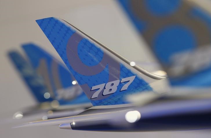 © Reuters. Tailwing of a model Boeing 787 Dreamliner aircraft is pictured at the Boeing booth at the Singapore Airshow