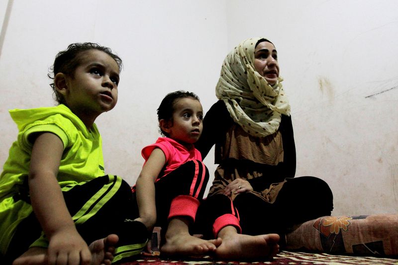 © Reuters. قصص المهاجرين المفجعة تضعف أمل السوريين في المرور الآمن الى اوروبا