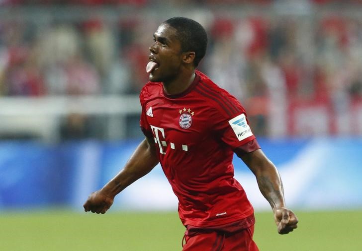 © Reuters. Douglas Costa comemora gol do Bayern de Munique contra o Hamburgo 