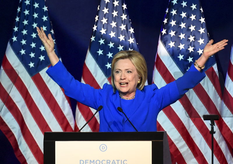 © Reuters. Democratic presidential candidate Clinton addresses the Democratic National Committee (DNC) Summer Meeting in Minneapolis