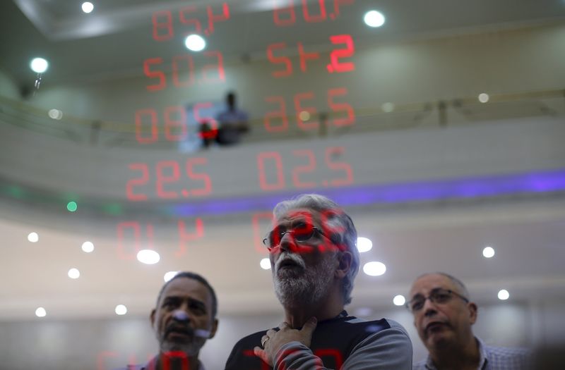 © Reuters. Consumidores reagem ao ver a cotação do dólar no Rio