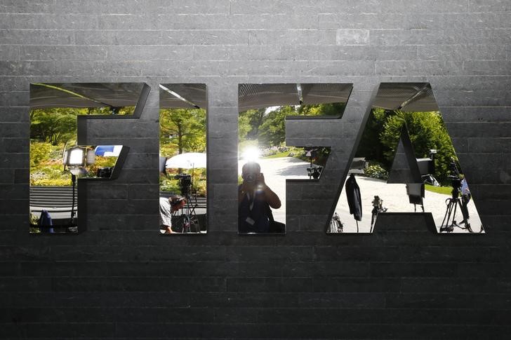 © Reuters. Logo da Fifa em fente à sede da entidade em Zurique