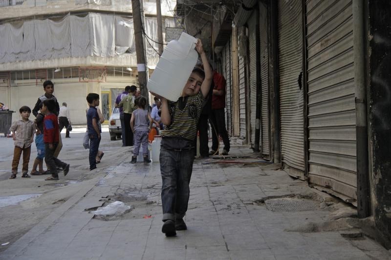 © Reuters. الصليب الأحمر: شبكة المياه المتهالكة في سوريا قد تسبب انتشار أوبئة