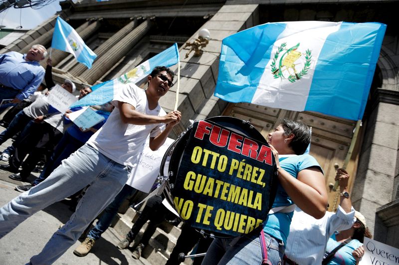 © Reuters. Manifestantes protestam no lado de fora do Congresso na Cidade da Guatemala