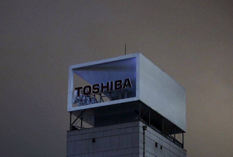 © Reuters. The logo of Toshiba Corp is pictured at its headquarters in Tokyo