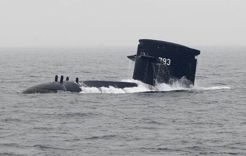 © Reuters. Taiwan navy's SS-793 Hai Lung diesel-electric submarine emerges from underwater during naval demonstration near a military navy base in Kaohsiung