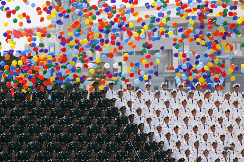 © Reuters. Colourful balloons are released at the end of the military parade marking the 70th anniversary of the end of World War Two, in Beijing