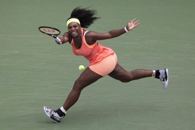 © Reuters. Serena Williams sufre con su servicio pero avanza a tercera ronda en EEUU