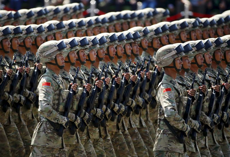 © Reuters. China realiza un gran desfile militar y anuncia que reducirá su ejército 