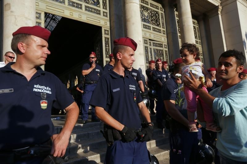 © Reuters. قائد شرطة فيينا: لا توجد خطط لمنع أو تفتيش اللاجئين القادمين