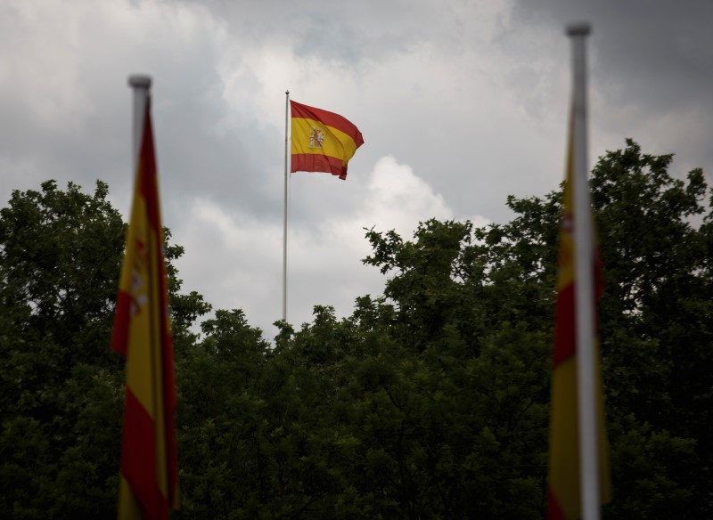 © Reuters. España coloca 5.900 millones de euros en deuda a tipos más altos