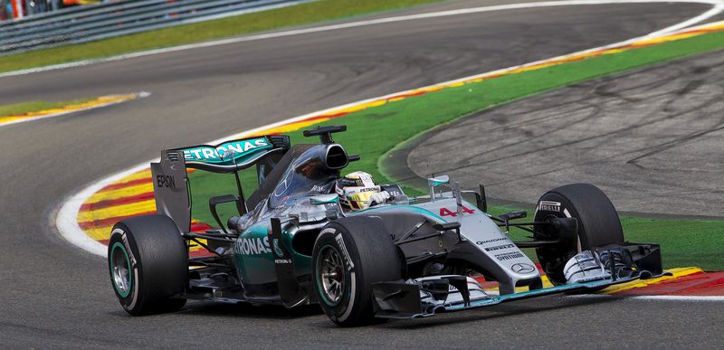© Reuters. Hamilton buscará impulso para ganar el título en el rápido circuito de Monza