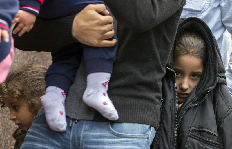 © Reuters. Una famiglia di migranti siriani in attesa di ricevere asilo a Bruxelles